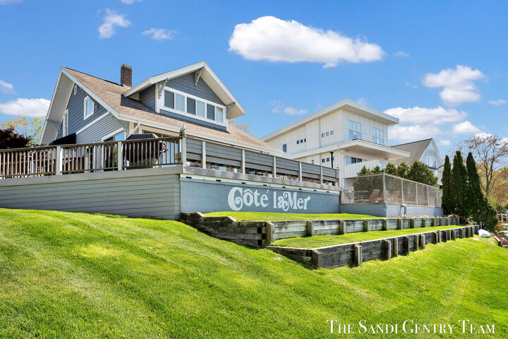 Property Photo:  400 Lakeview Court  MI 49456 
