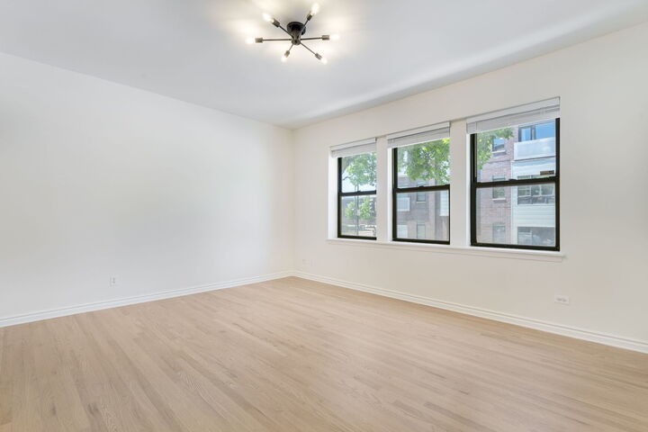 Property Photo: 39 N Paulina Street 1 IL 60612