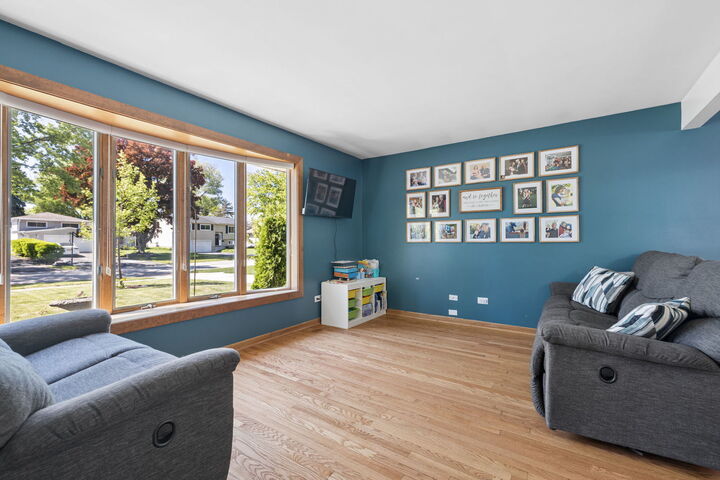 Property Photo:  1015 E Lowden Avenue  IL 60189 