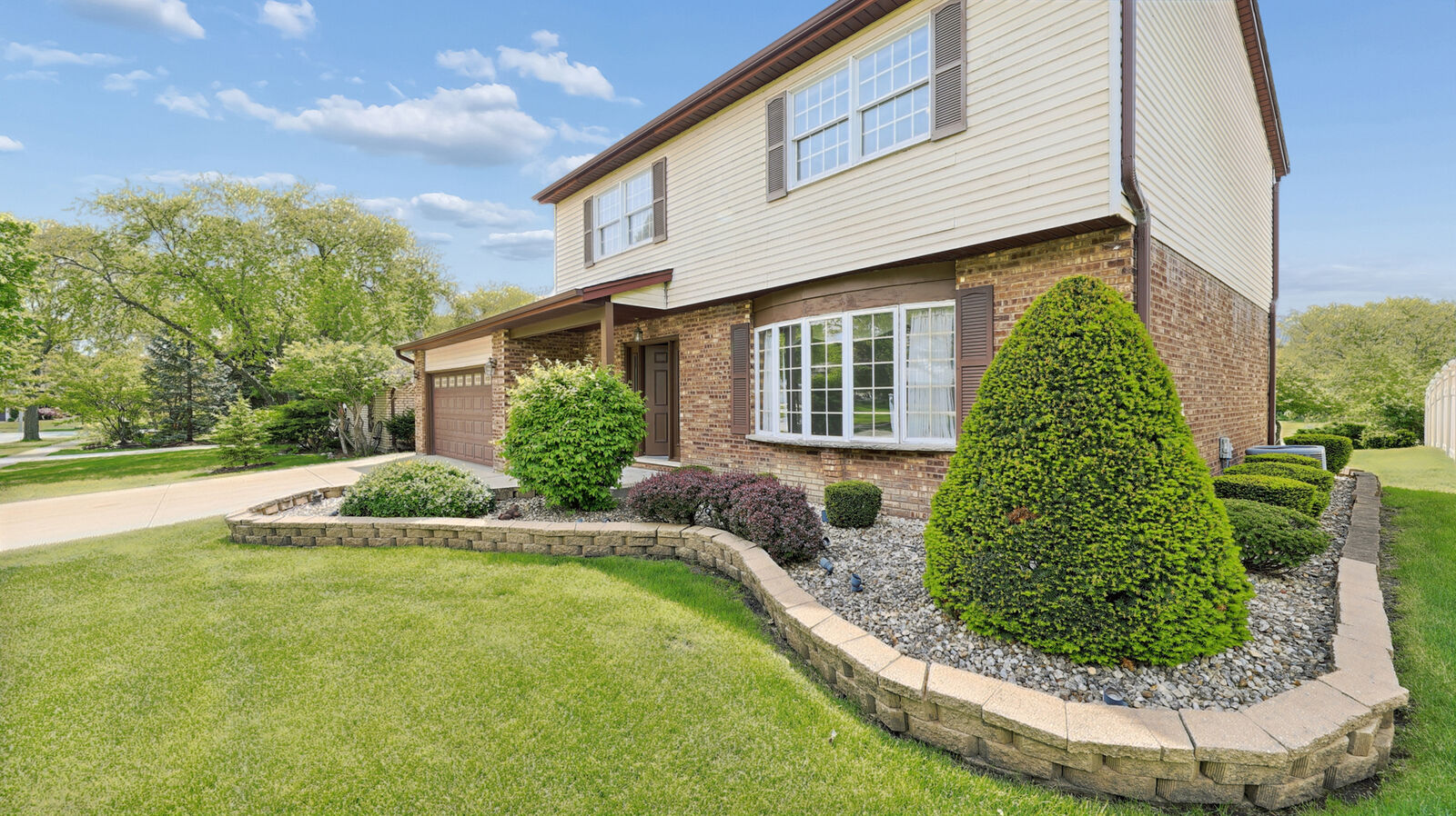 Property Photo:  909 W Surrey Road  IL 60101 