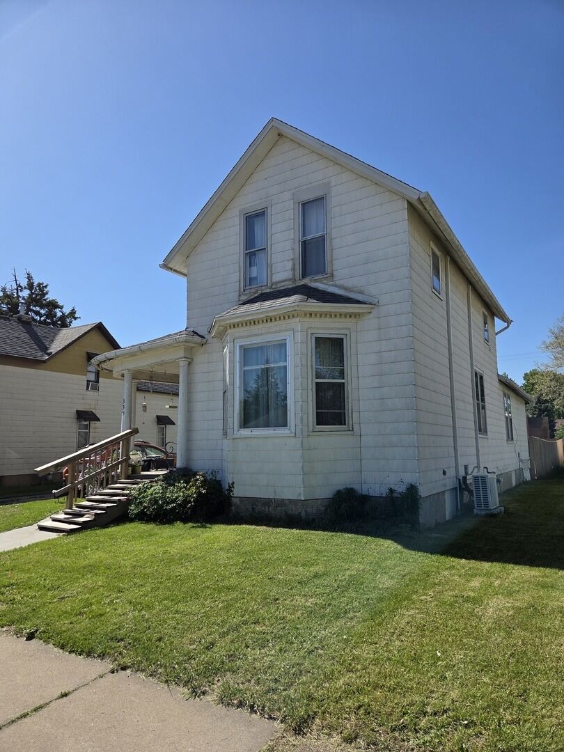 Property Photo:  335 6th Avenue N  IA 52732 