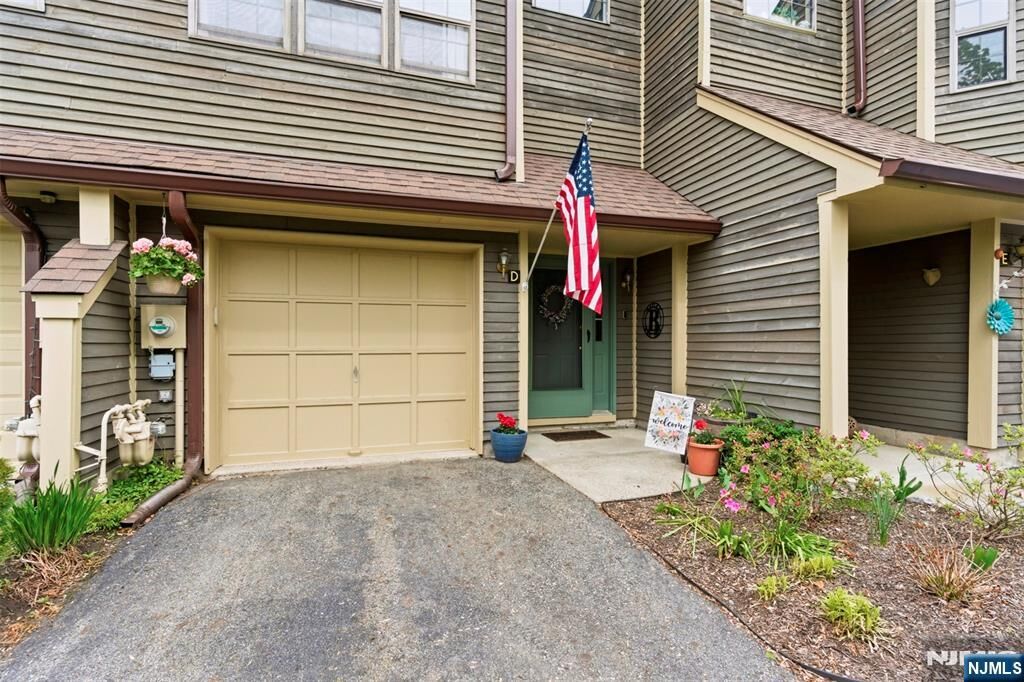 Property Photo:  40 Lexington Lane D  NJ 07480 