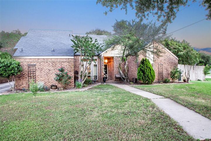 Property Photo:  810 Highland Hills Lane  TX 75077 