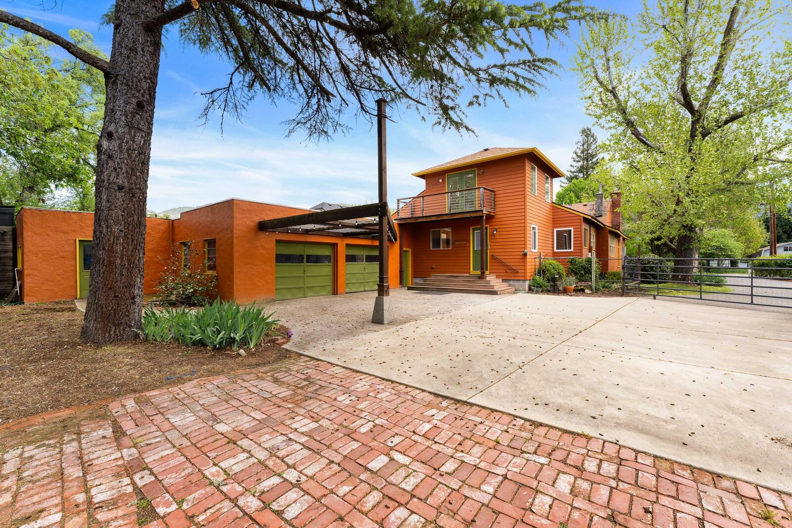 Property Photo:  1432 NW Lawnridge Avenue  OR 97526 