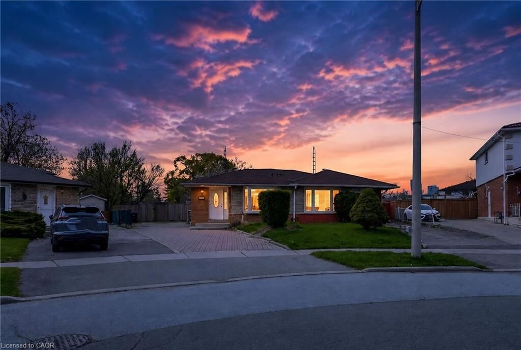 Property Photo:  418 Ginger Downs  ON L5A 3A7 