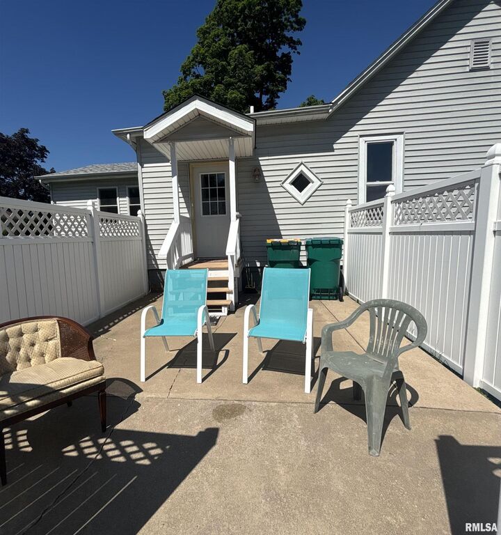 Property Photo: 1303 N Kellogg Street IL 61401