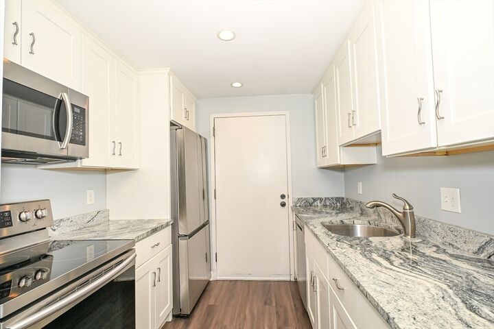 Property Photo:  5 Village Rock Ln 15  MA 01760 