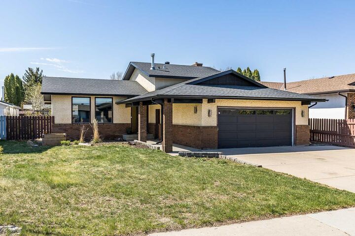 Property Photo:  21 East Glen Court SE  AB T1B 2Z6 