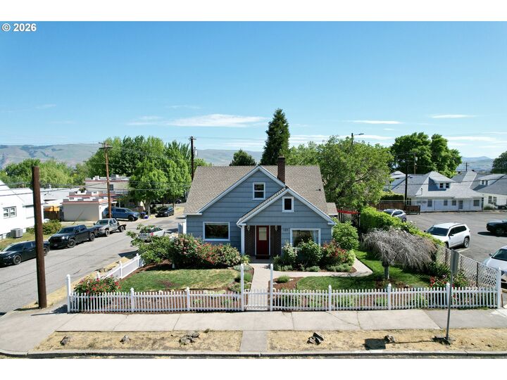 Property Photo: 121 W 10th St OR 97058