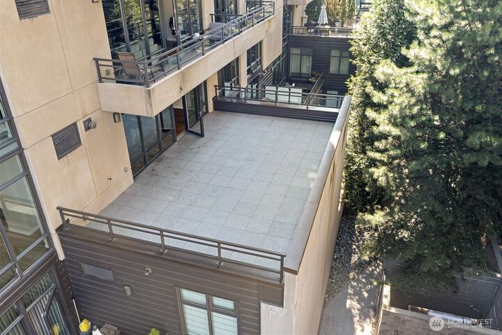 Property Photo:  10000  Main St 403  WA 98004 