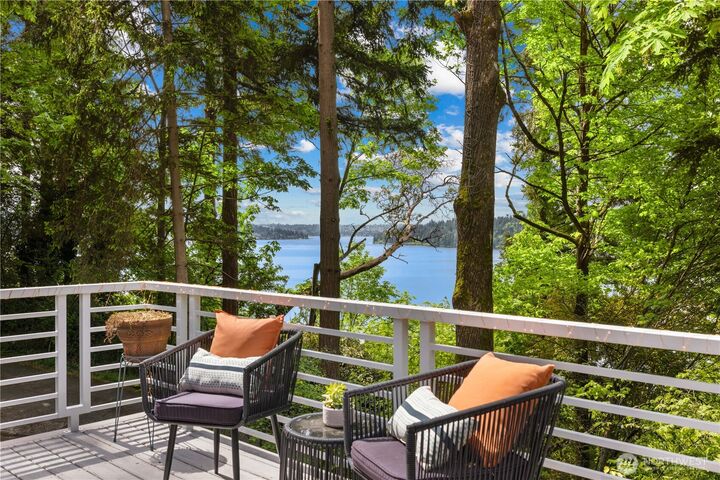 Property Photo:  3813 W Mercer Way  WA 98040 