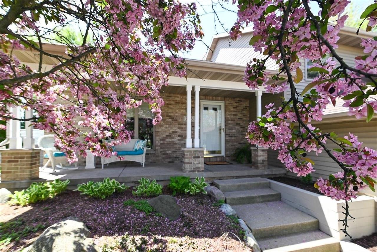 Property Photo: 706 Summerton Court WI 53590