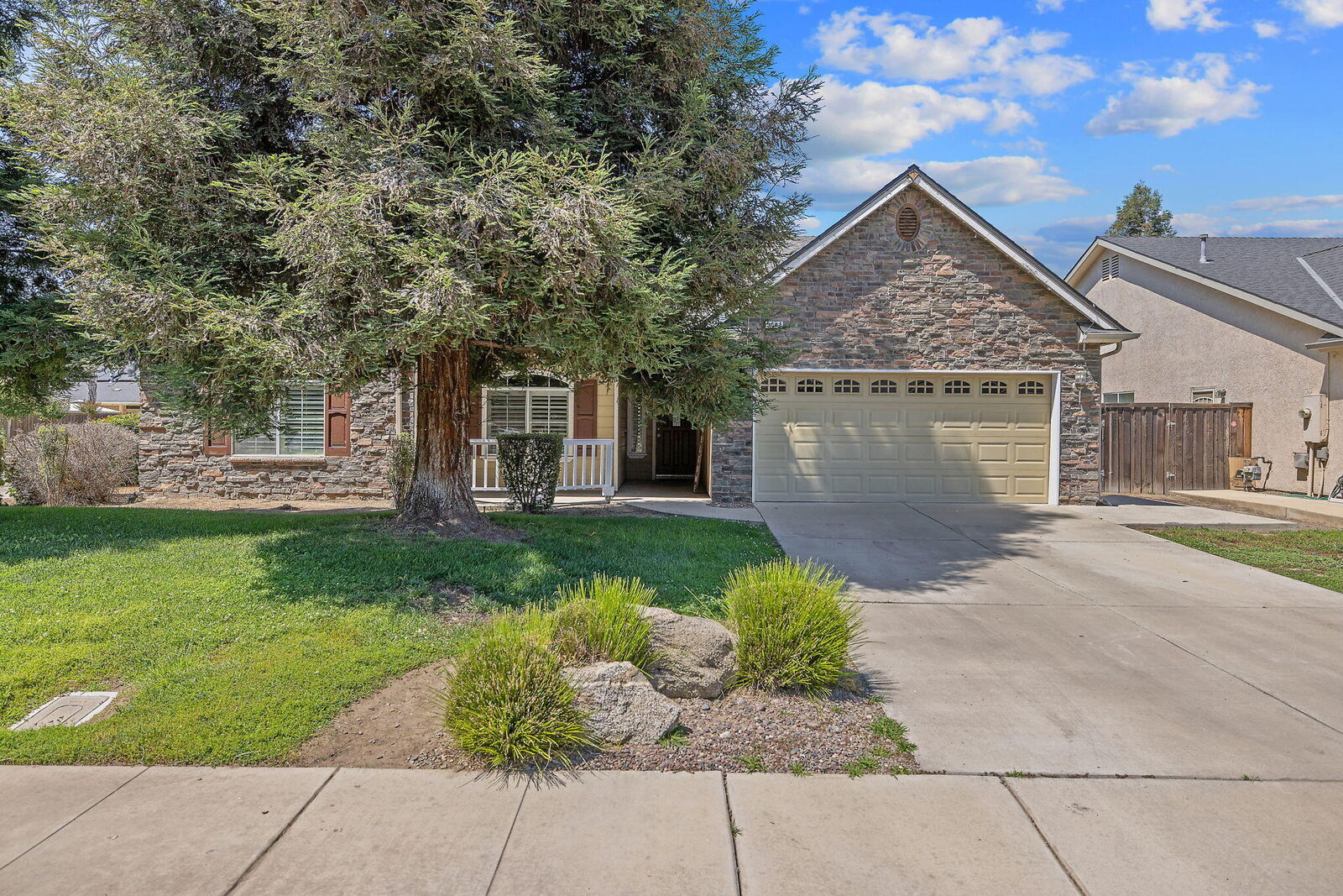 Property Photo:  5048 W Wren Avenue  CA 93291 