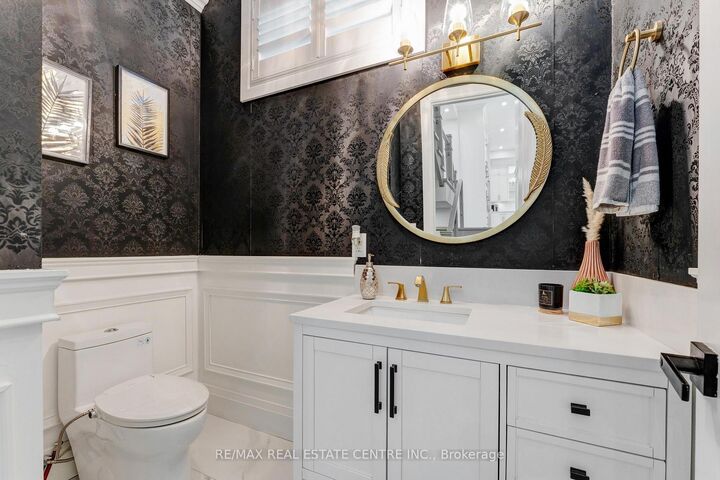 Property Photo: 252 Paisley Boulevard W ON L5B 2A4