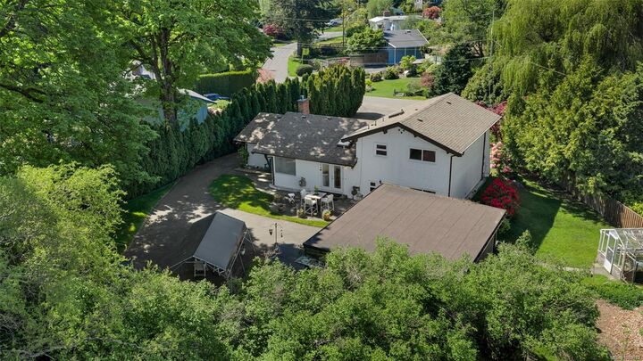 Property Photo:  989 Abbey Rd E  BC V8Y 1L1 
