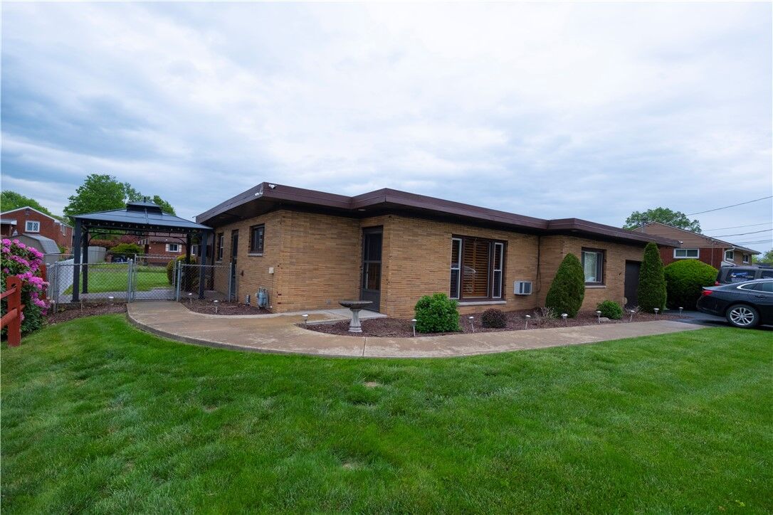 Property Photo:  253 Willow Dr  PA 15146 