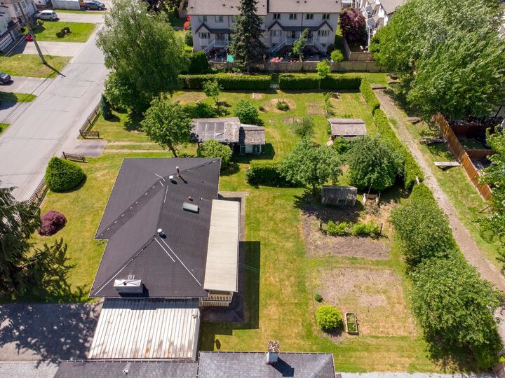 2337 Lobb Avenue — photo 1