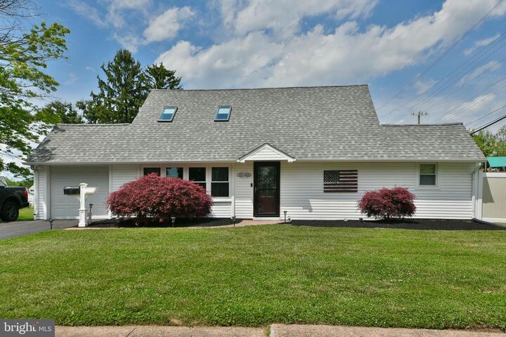 Property Photo:  2 Jollybrook Road  PA 19056 