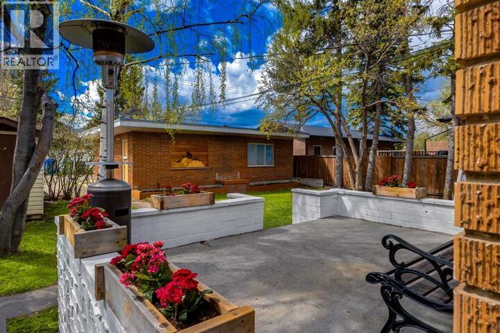 Property Photo:  1415 43 Street Southwest  AB T3C 2A3 