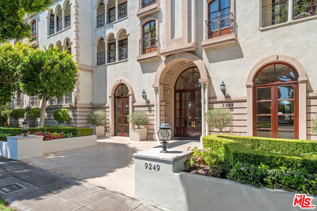 Property Photo:  9249 Burton Way  CA 90210 