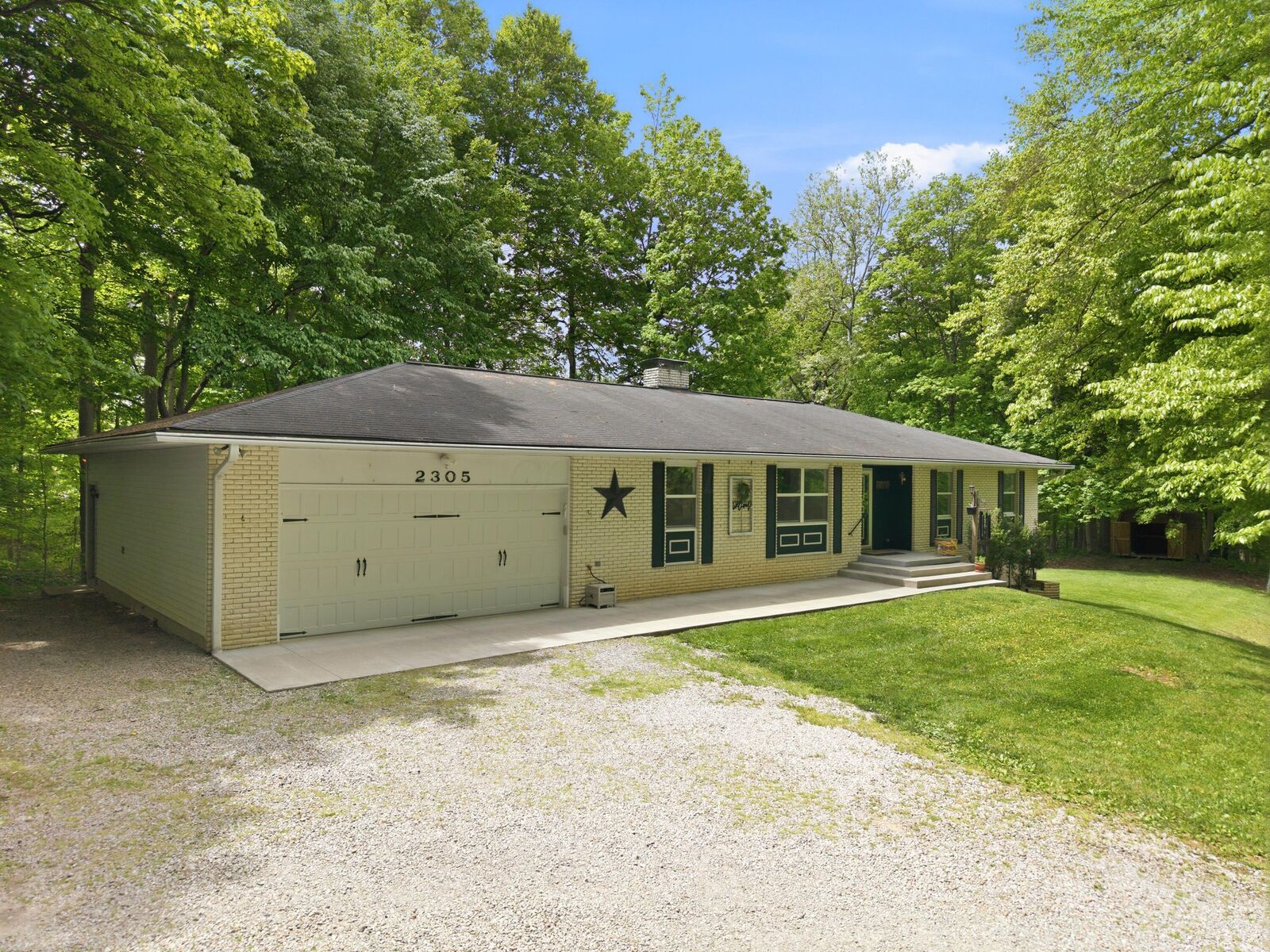 Property Photo: 2305 Ivy NE Lane OH 43130
