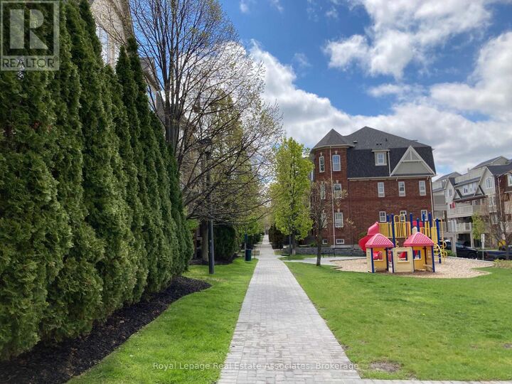 Property Photo:  730 Neighbourhood Circle 4  ON L5B 0B3 