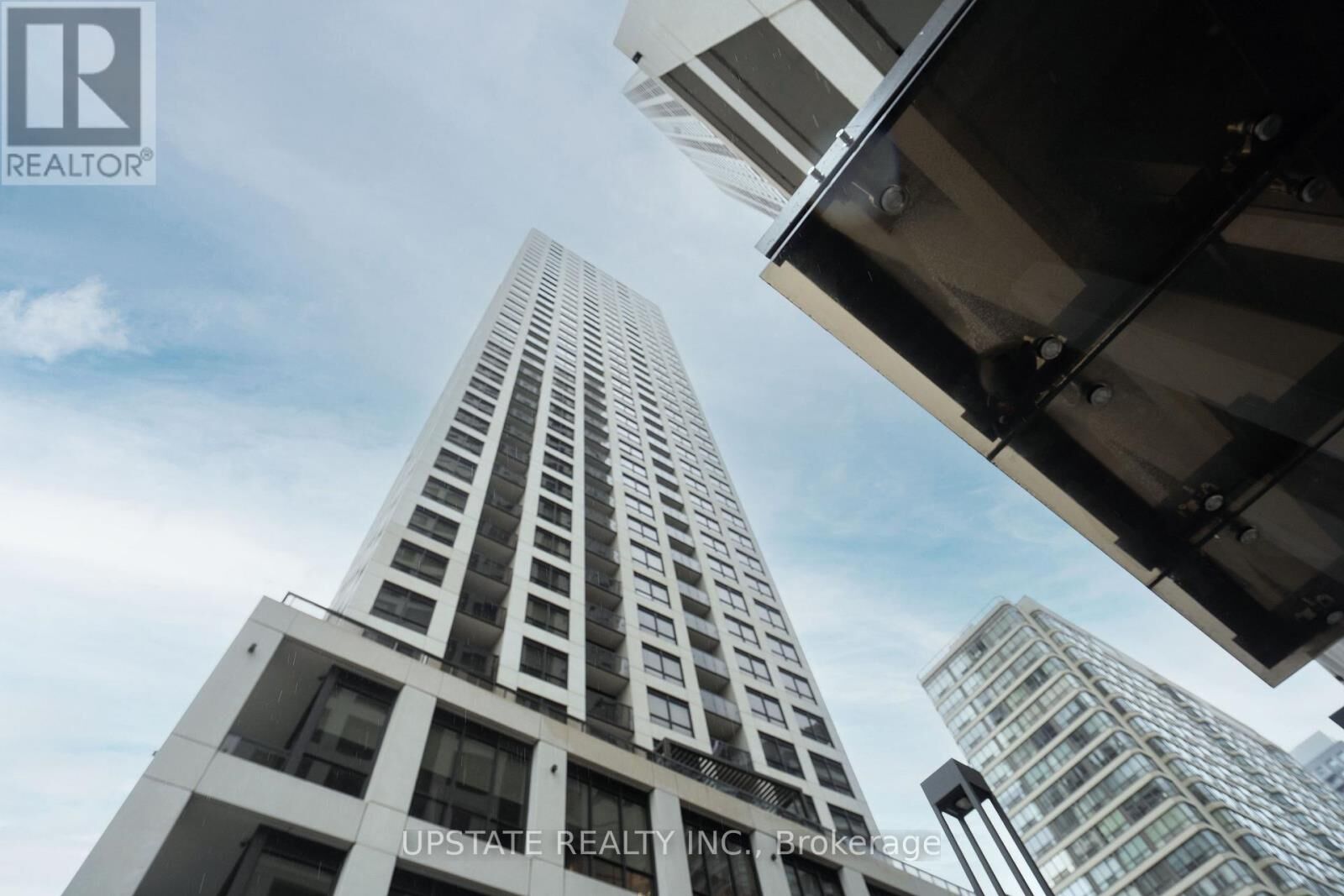 Property Photo:  36 Elm Drive 1105  ON L5B 0N3 