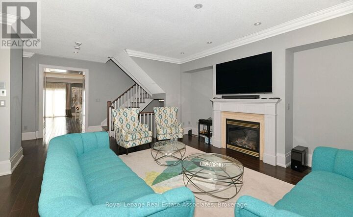 Property Photo:  100 Compass Way 4  ON L5G 4T8 