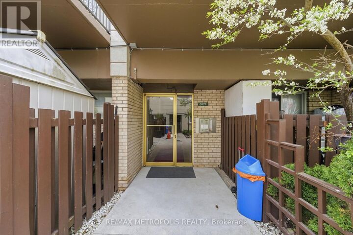 Property Photo:  5877 Bathurst Street 205  ON M2R 1Y7 