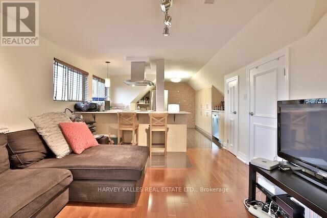 Property Photo:  202 Lippincot Street 3  ON M5S 2P1 