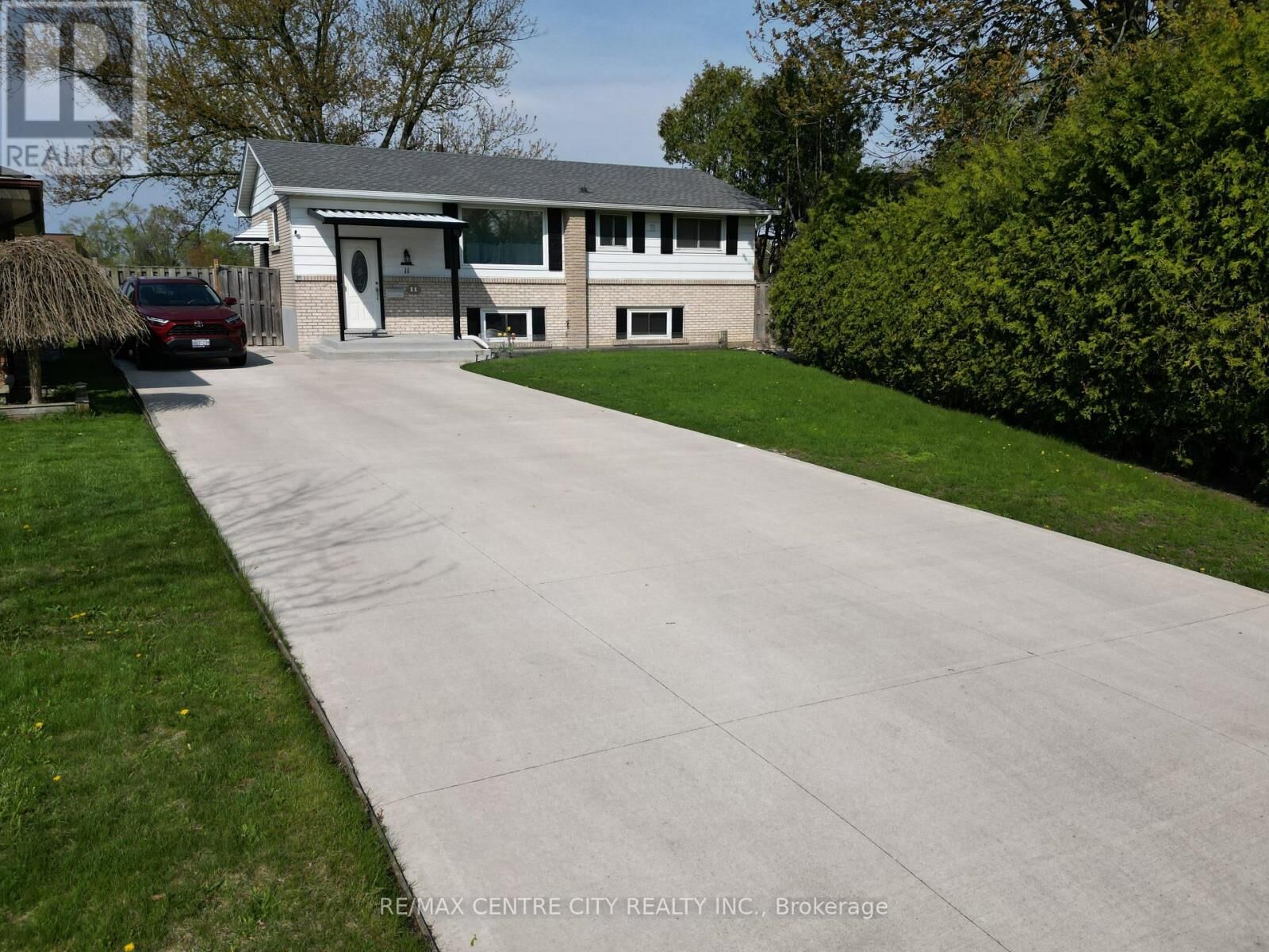 Property Photo:  11 Kenwood Crescent  ON N5Y 3W6 