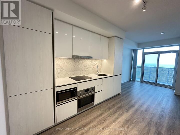 Property Photo:  8 Interchange Way 4805  ON L4K 5Z7 