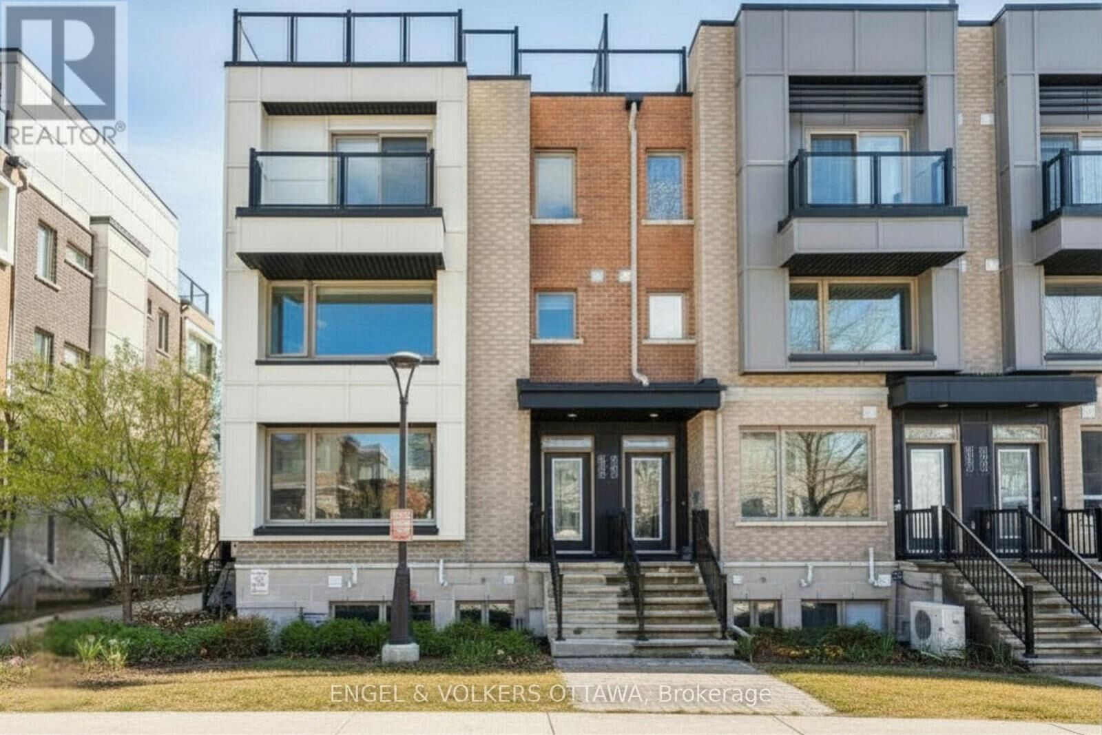 Property Photo:  571 Ozawa Private  ON K1K 4Z9 