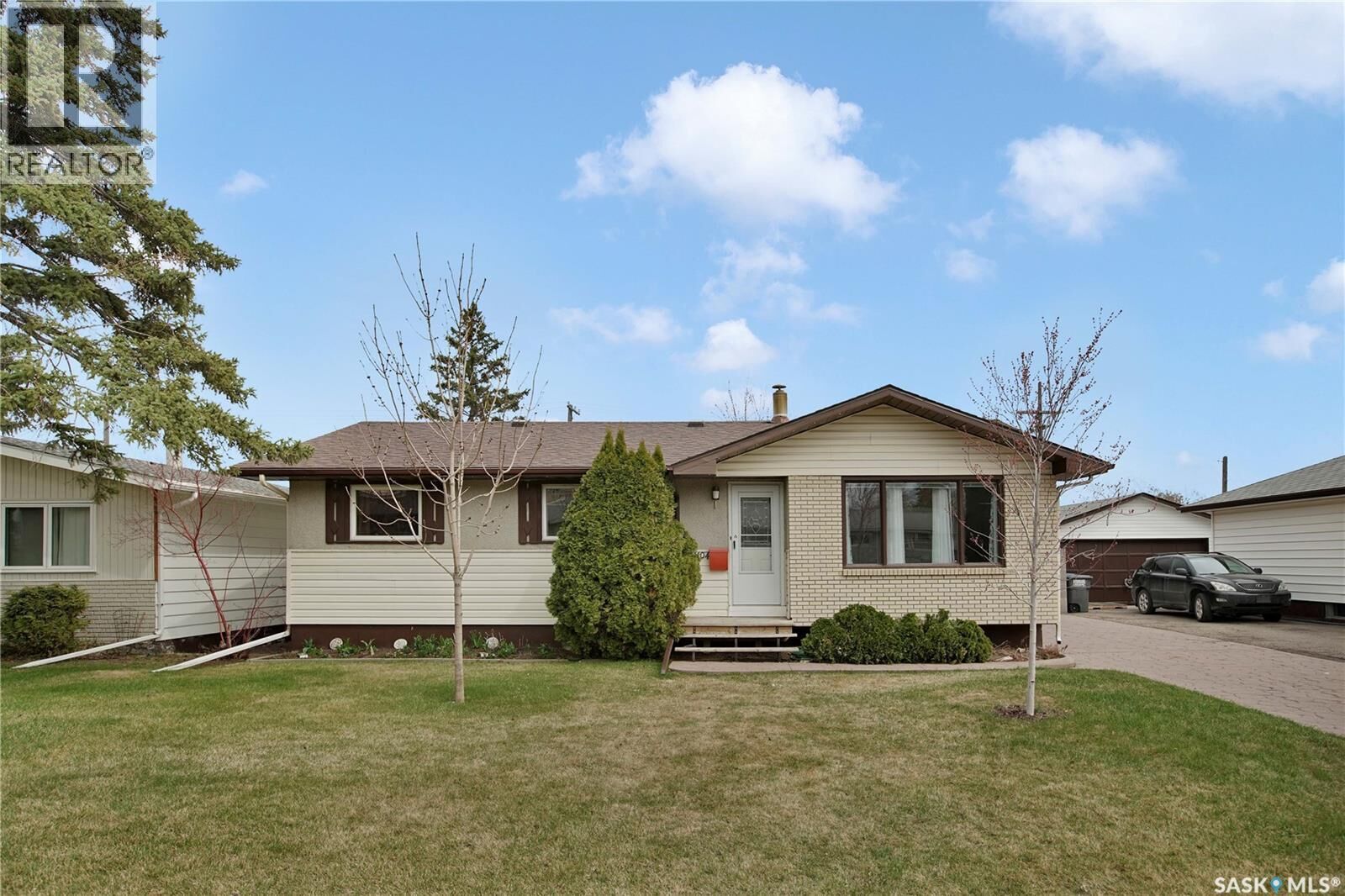 Property Photo:  1104 McMillan Avenue  SK S7L 2V1 