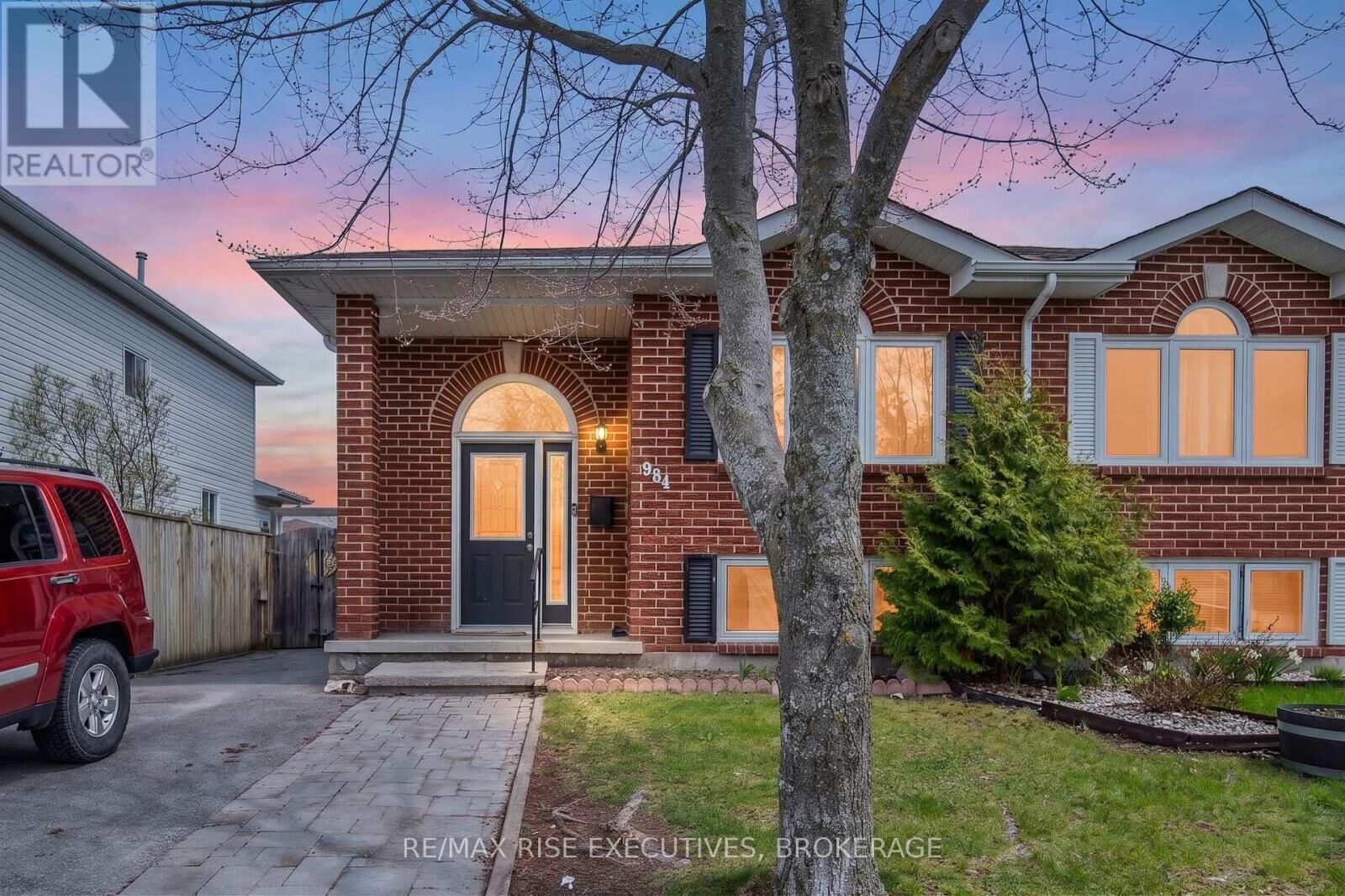 Property Photo: 984 Waterbury Crescent ON K7M 8V3