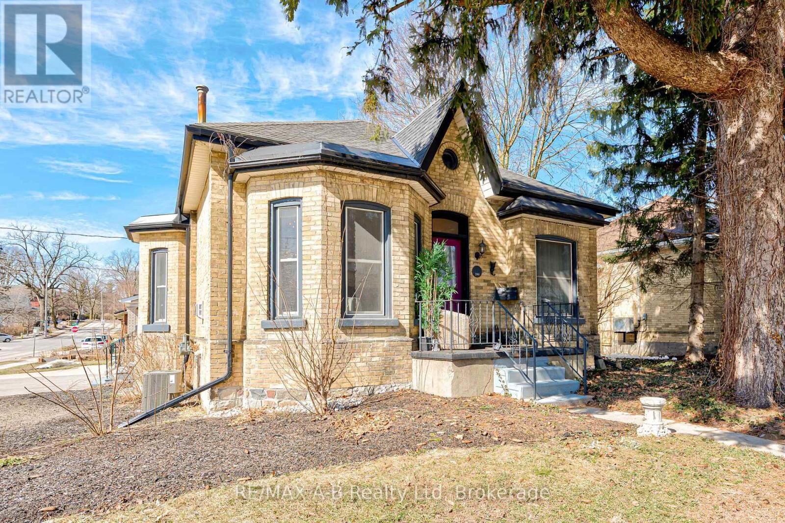 Property Photo:  246 Wellington Street  ON N5A 2L6 