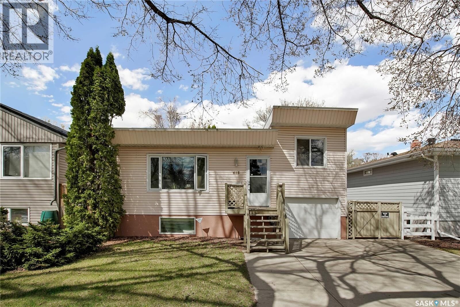 Property Photo:  635 4th Street E  SK S7H 1J8 