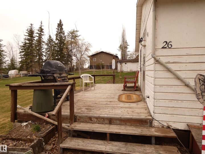 Property Photo:  706 Meadow Avenue  AB T0E 1A0 