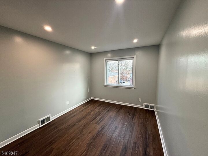 Property Photo:  168 Tuxedo Pkwy 2  NJ 07106 