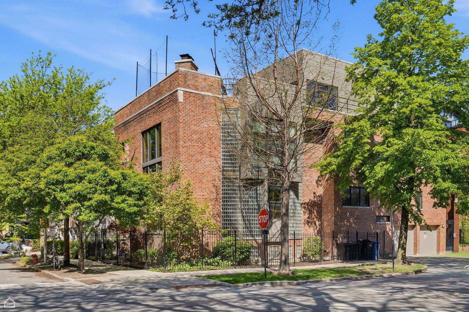 Property Photo: 1202 W Fletcher Street IL 60657