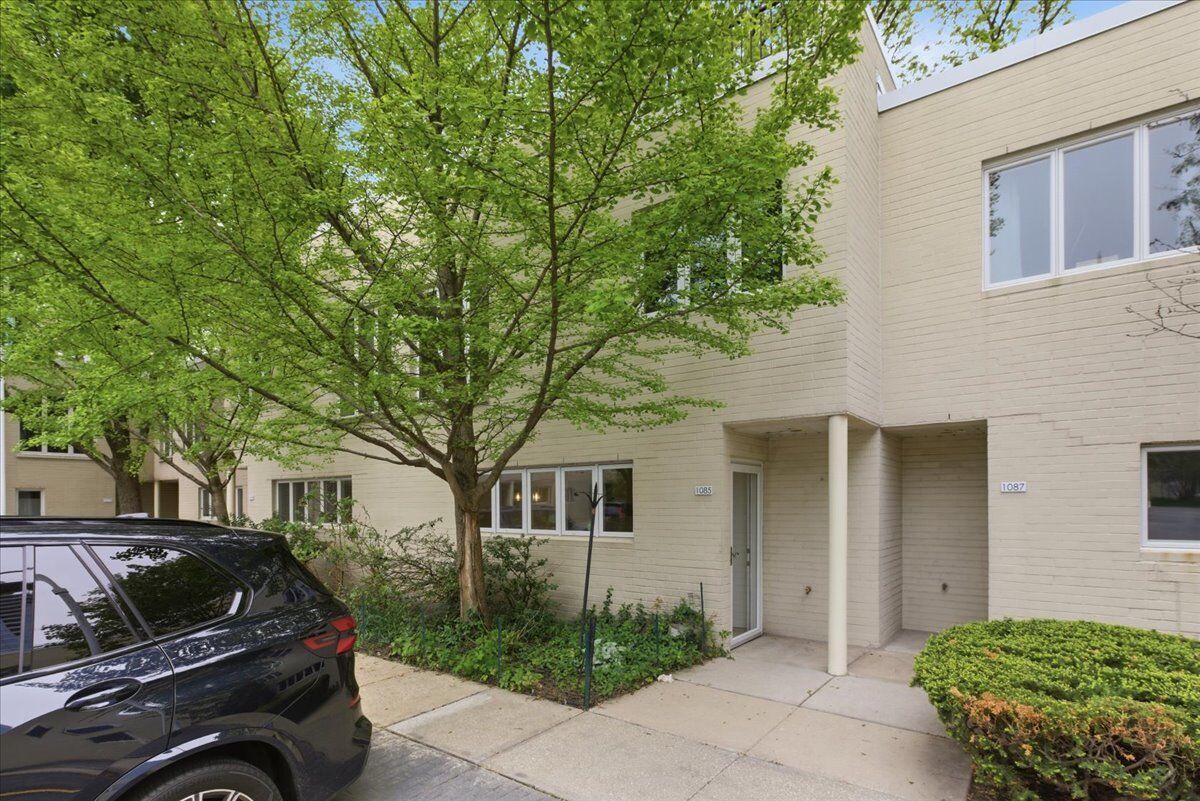 Property Photo: 1085 S Park Terrace IL 60605