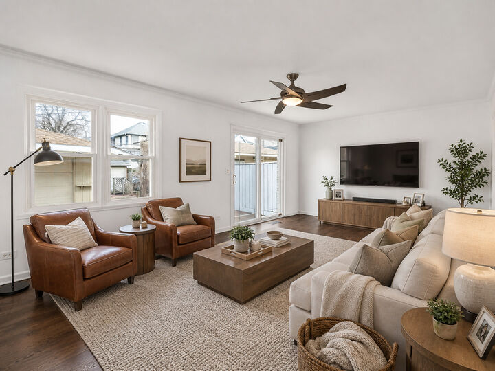 Property Photo:  285 E 1st Street  IL 60126 
