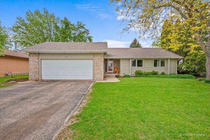 Property Photo:  915 S 8th Street  IL 60115 