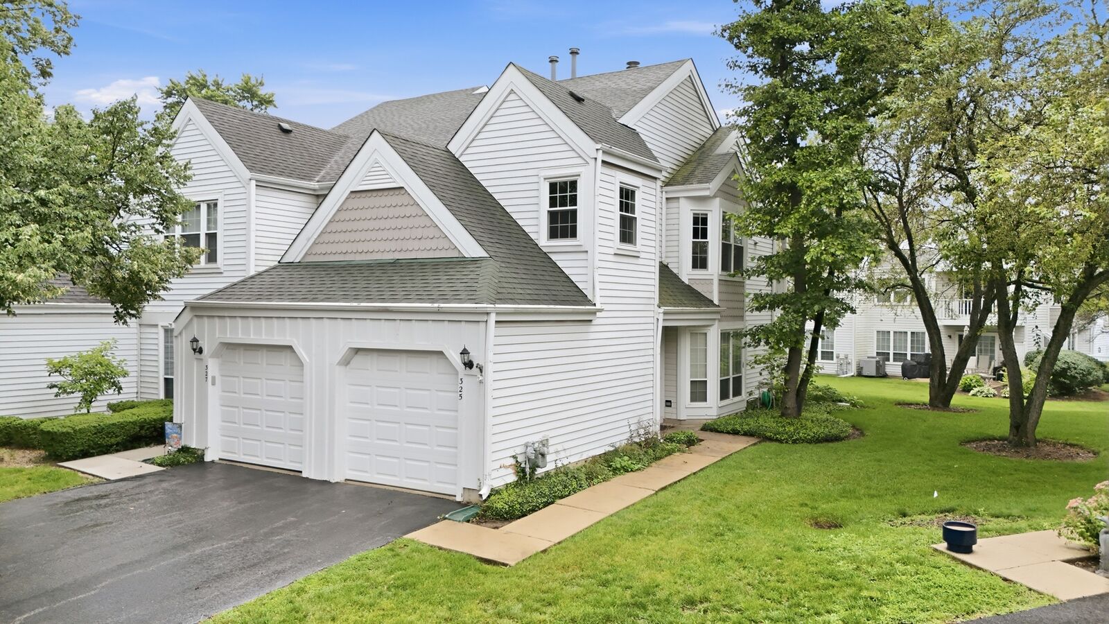 Property Photo: 325 Stillwater Court IL 60084