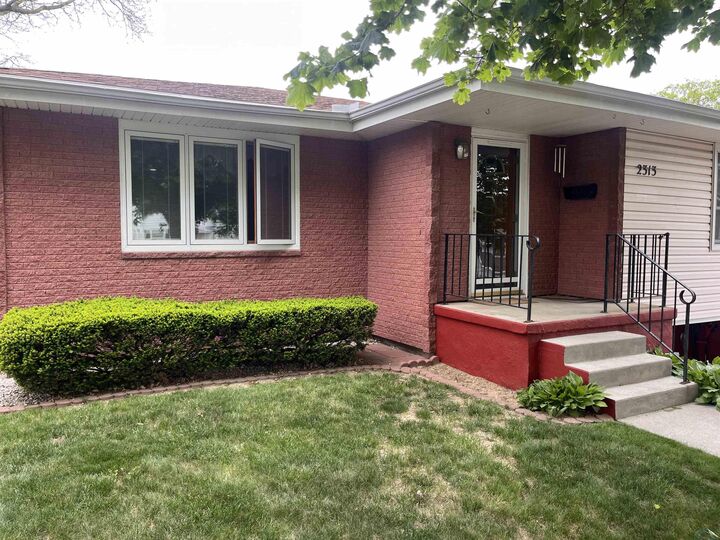 Property Photo: 2313 S Clinton St IA 51106