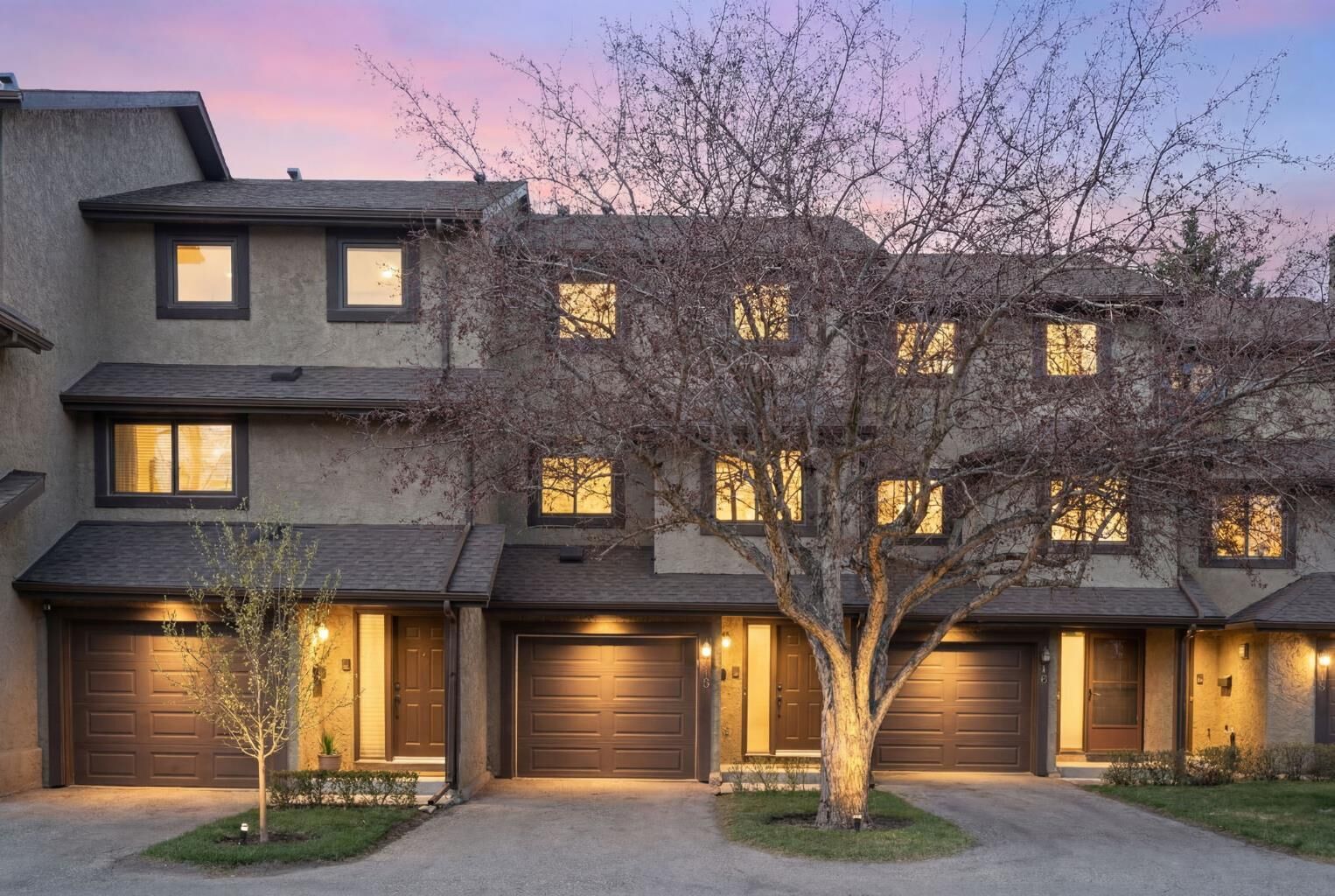 Property Photo:  18 Glamis Gardens SW  AB T3E 6S4 