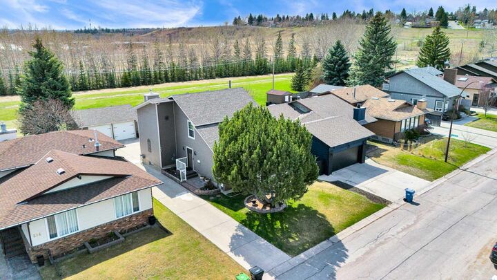 Property Photo:  288 Deer Run Crescent SE  AB T2J 5N5 