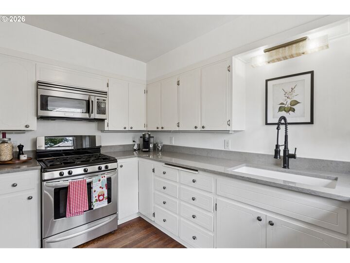 Property Photo:  1206 NE 75th Ave  OR 97213 