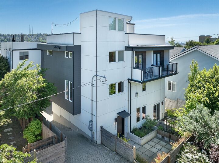 Property Photo:  2415 W Lynn Street  WA 98199 