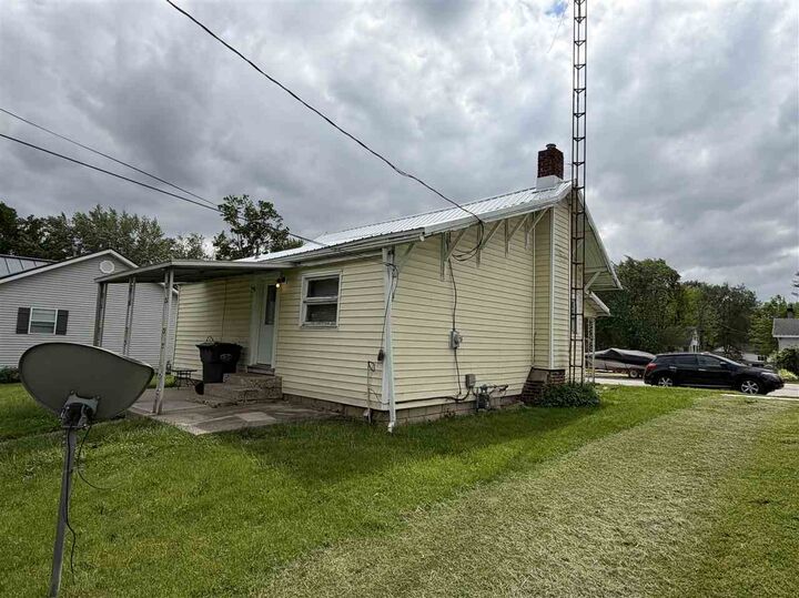 Property Photo:  305 S Green Street  IN 47341 